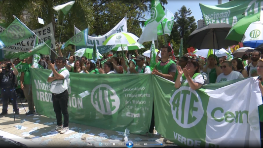Multitudinaria protesta de contratados en Plaza de Mayo