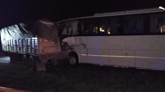 Un muerto en la autopista tras el choque entre un micro y un camión