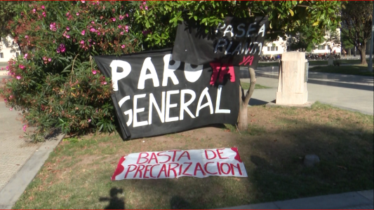 Trabajadores precarizados realizan un acampe en Plaza de Mayo