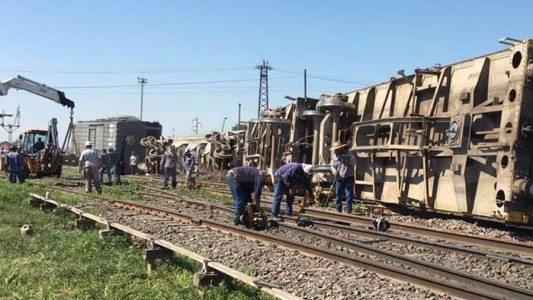 Se dilataron las vías por el calor y volcó una formación