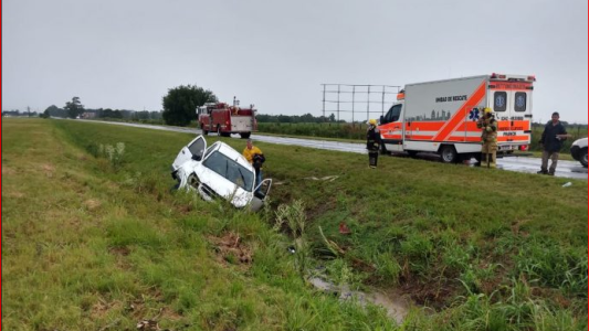 Volcó la camioneta de la custodia de Perotti en la autovía 19