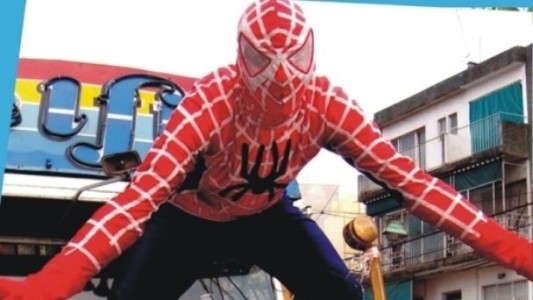 Violento ataque al "Hombre Araña" del trencito de San Bernardo: le dieron siete puñaladas