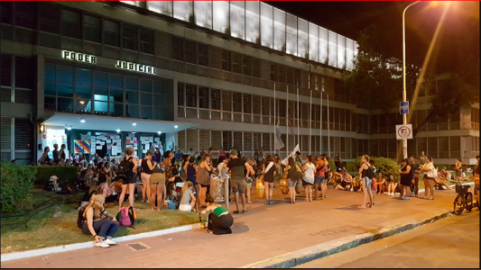 Paraná: Noche de vigilia en los tribunales tras el femicidio de Fátima Acevedo