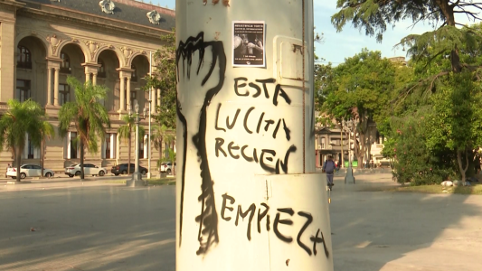 Pintadas y vandalismo en Plaza 25 de Mayo