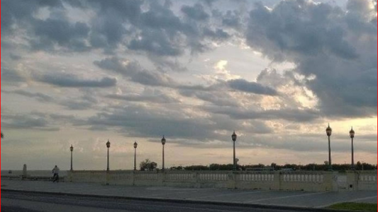 Jueves caluroso, con alguna nubosidad y probabilidad de algunas lluvias