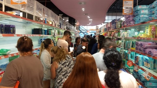 Psicosis: Los santafesinos colapsaron los supermercados este domingo
