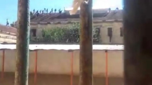 Serios disturbios en las cárceles de Las Flores y Coronda por reclamo de internos