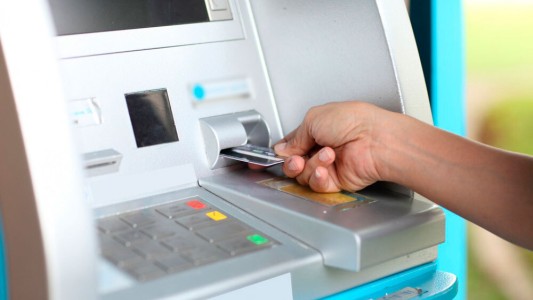 Suspenden hasta junio los cargos y comisiones en cajeros automáticos