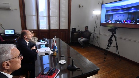 Perotti dialogó por videollamada con autoridades sanitarias de China