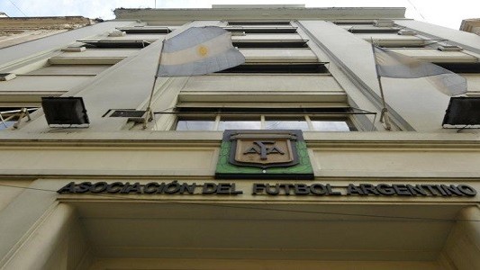 Aseguran que el fútbol no retornaría hasta agosto