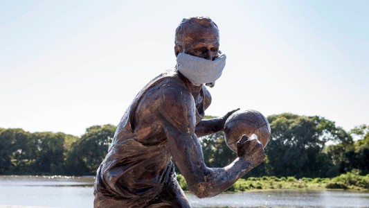 La estatuta de Manu Ginobilli con "Tapabocas" para concientizar su uso en Buenos Aires