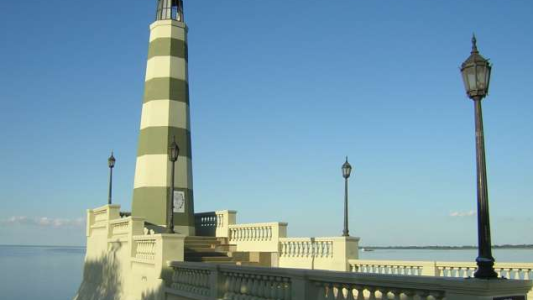 Jueves con cielo depejado, fresco y con escasa nubosidad en la ciudad