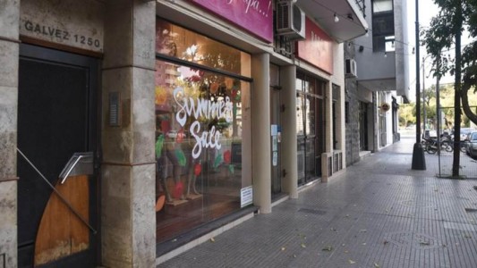 Horarios reducidos y medidas más estrictas para el distanciamiento en los comercios