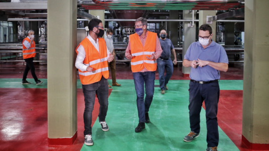 Jatón y Sukerman recorrieron la planta de la Cervecería Santa Fe