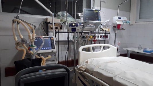 907 camas críticas con 605 de terapia intensiva disponibles en toda la provincia