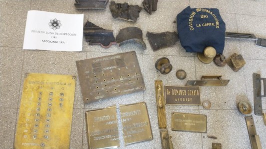 Recuperan gran cantidad de placas de bronce robadas de edificios y paseos públicos