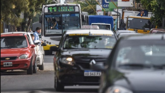 Los taxis, remises y transportes escolares ya pueden prestar el servicio puerta a puerta