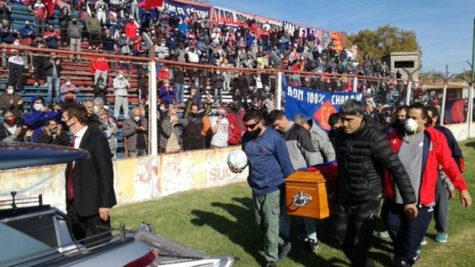 Con mucha emoción y tristeza fueron despedidos los restos del Trinche Carlovich