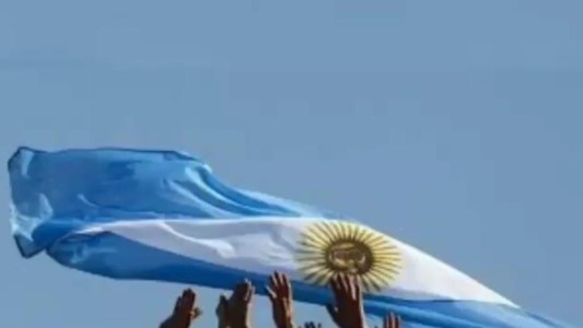 Emotiva interpretación del Himno Nacional Argentino en lengua de señas