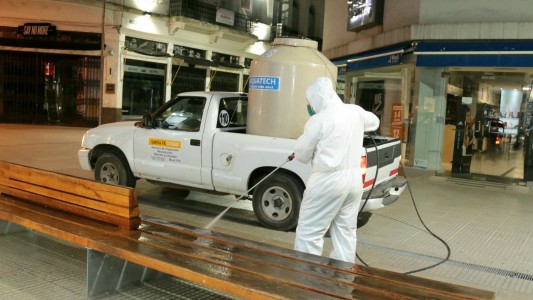 El municipo realizó tareas de desinfección en la peatonal santafesina