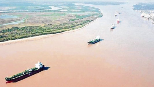 Un derrumbe en el canal del Paraná impide navegar a la altura de Arroyo Seco