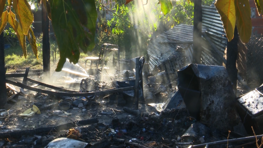 "A las 6 de la mañana siento un calor, me despierto y ya estaba el quincho en llama viva"