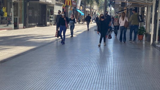Comercios abiertos, gente con barbijo y controles municipales: la imagen de la peatonal