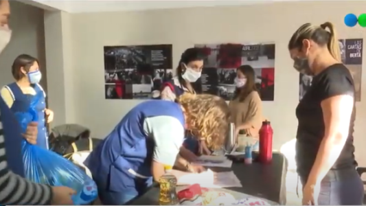 Docentes reemplazantes entregan bolsones de alimentos: "No sabemos para cuántos días va a alcanzar"