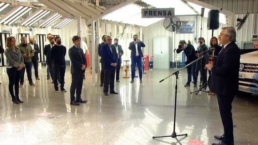 Alberto Fernández visitó la automotriz que volvió a funcionar y pidió "cuidar mucho de sus trabajadores"