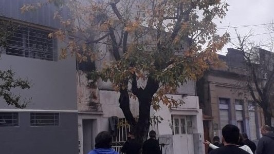 Video: Murió un hombre de 72 años en un incendio en Barrio Roma