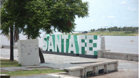 Feriado con buen tiempo y cielo despejado en la ciudad