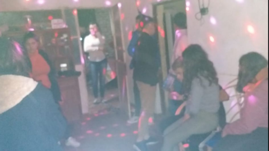 Reconquista: El dueño de casa y una decena de jóvenes fueron trasladados a la comisaría por incumplir con la cuarentena.