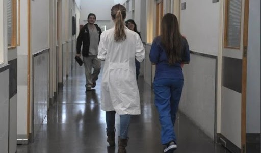 Desde el gobierno confirman el pago de 5 mil pesos a profesionales de la salud