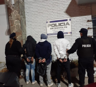 Secuestraron un arma de fuego y trasladaron a tres personas