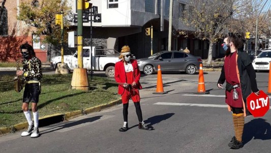 Payasos del circo varado en Santa Fe alegran las caminatas recreativas