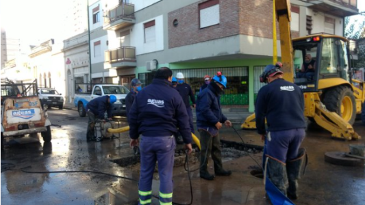 Avanzan los trabajos para establecer la cañería primaria dañada y repararla