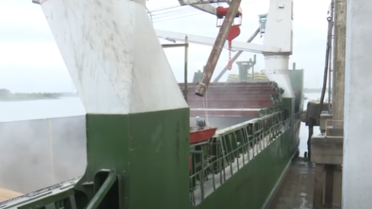 Después de cinco años ingresó un barco cerealero al puerto de Santa Fe
