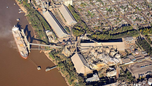 Trabajador murió aplastado por un camión en la playa de una cerealera