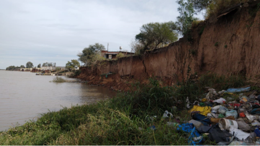 Se desmoronó una parte de la barranca de Sauce Viejo