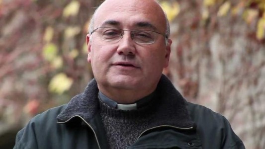 Denuncian a los arzobispos de Santa Fe y Rosario por usurpar funciones del estado