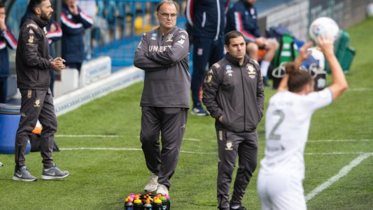 Aplastante goleada del Leeds de Bielsa, que recuperó la cima y sueña con la Premier League