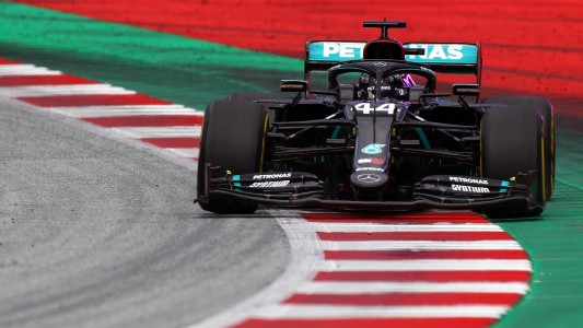 Hamilton logra su primera victoria de la temporada en una jornada marcada por el abandono de los Ferrari