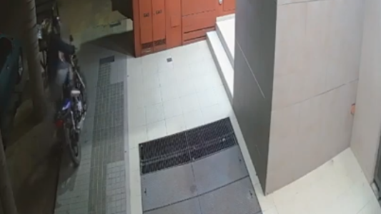 Robo express: en pocos segundos se llevó la moto que estaba estacionada