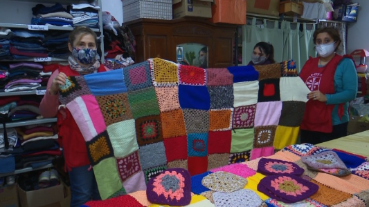 Heladera solidaria de María: campaña del calzado y abrigo para los abuelos