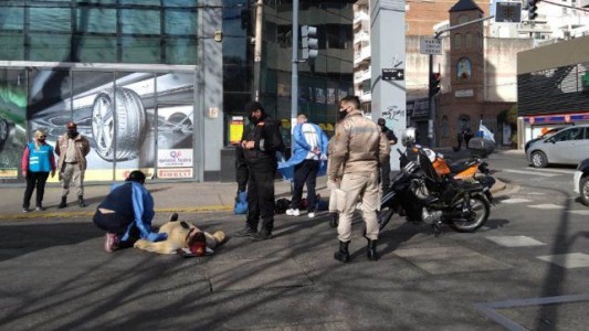 Motociclista atropelló a un inspector en un control por el uso de barbijo en Rosario