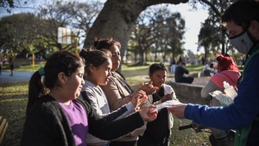 La Municipalidad de Santa Fe comenzó la entrega de mil tapabocas en la vía pública