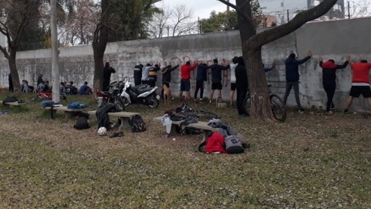 Sancionaron a 23 jóvenes que jugaban un partido de fútbol en Cañada de Gómez