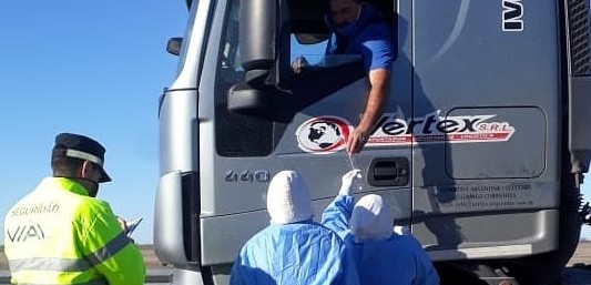 Desde este lunes comienzan a exigir el hisopado negativo en las rutas santafesinas