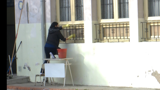 Los asistentes escolares volvieron a las escuelas y comenzaron el operativo limpieza