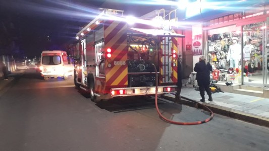 Los bomberos lograron sofocar un incendio de proporciones en pleno centro